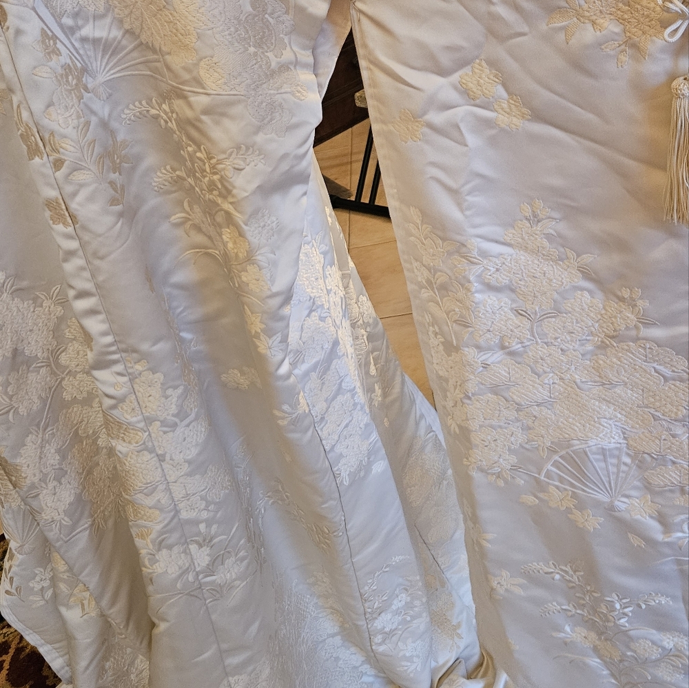 Authentic Japanese White Silk Embroidered Padded Women's Wedding Kimomo - Picture 8 of 15